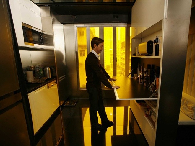 Gary Chang, một kiến trúc sư người Hong Kong, đã biến căn hộ 30,5 m2 ở khu tập thể thành một không gian sống hiện đại với đầy đủ phòng tắm, nhà bếp, phòng ngủ và cả nơi ngủ dành cho khách.