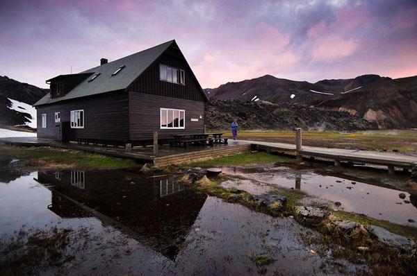 Ngôi nhà này nằm khuất trong vùng núi ở Landmannalaugar, Ai -len. Ngôi nhà khiến bất cứ ai cũng có cảm giác yên bình đến lạ thường 