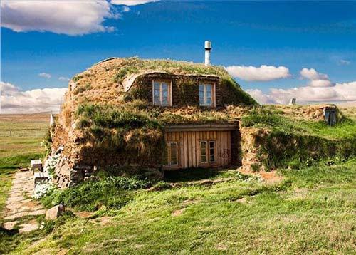 Một ngôi nhà tại Iceland được bao phủ toàn bộ bằng một lớp cỏ khô. Ngôi nhà này có thể được coi như một bậc thầy về ngụy trang khi nhìn từ trên không