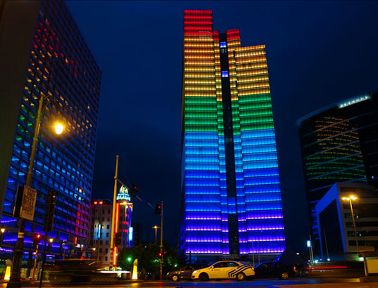 Tòa nhà cao thứ 3 Brussels này được trang bị 72000 chiếc đèn LED với đủ các loại màu sắc khác nhau.