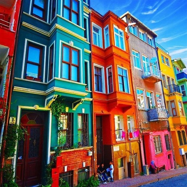 Một khu nhà cũ của người Do Thái tại thủ đô Istanbul, Thổ Nhĩ Kỳ. Tất cả những căn nhà tại khu phố đều được sơn màu sắc rực rỡ, tạo nên một tổng thế bắt mắt, ấn tượng, tươi sáng.