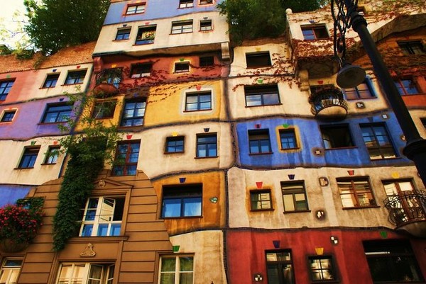 Ngôi nhà Hundertwasser sử dụng những tổ hợp khối màu lồi lõm khác nhau để biến căn nhà thành một tác phẩm nghệ thuật sinh động và rực rỡ. 
