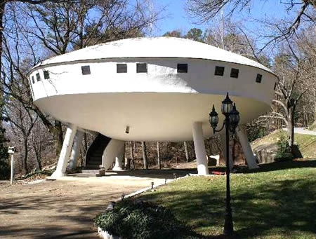 Nhà đĩa bay UFO được xây dựng bởi Curtis King vào năm 1973 nhằm thỏa mãn ước mơ trở thành phi hàng gia