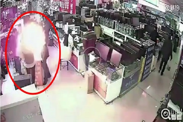 Pin điện thoại nổ tung khi bị khách hàng cắn thử Pin điện thoại nổ tung khi bị khách hàng cắn thử