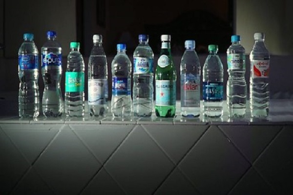 Phát hiện chấn động: Nước đóng chai của nhiều hãng nổi tiếng nhiễm hạt nhựa