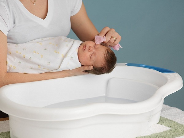 Tắm nước dừa cho trẻ sơ sinh cẩn trọng kẻo lở da