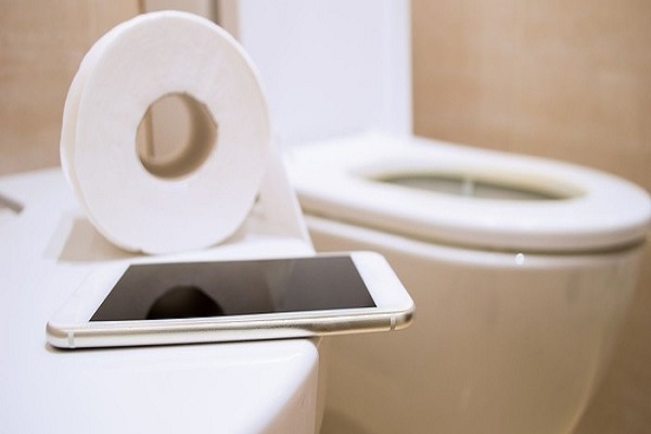 Thanh niên 'gặp nạn' khi ngồi nghịch điện thoại 30 phút trong toilet