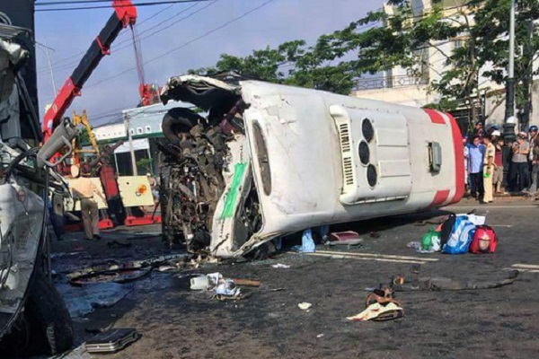 Tai nạn thảm khốc: Xe khách và xe tải đối đầu, 10 người thương vong