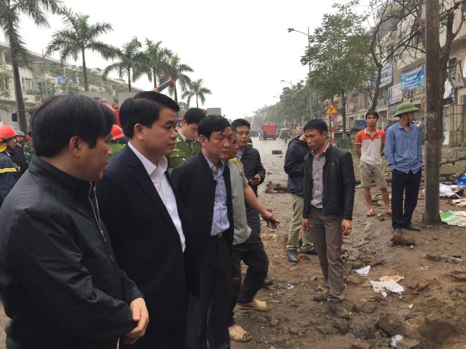 Chủ tịch UBND TP Hà Nội Nguyễn Đức Chung (áo sơ mi trắng) đến hiện trường vụ nổ. 