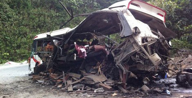 Vụ nổ xe khách kinh hoàng xảy ra khoảng 4h30 sáng nay 2/6, tại địa phận tỉnh Khăm Muộn (Lào), cách tỉnh Quảng Bình khoảng 15 km. Ảnh PLO