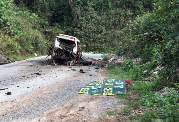 Hiện trường vụ nổ xe khách khiến 9 người chết. Ảnh Dân Việt