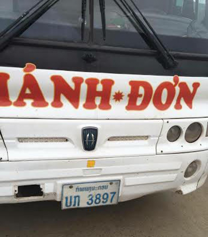 Xe khách mang biển số Lào của nhà xe Khánh Đơn. Ảnh PLO