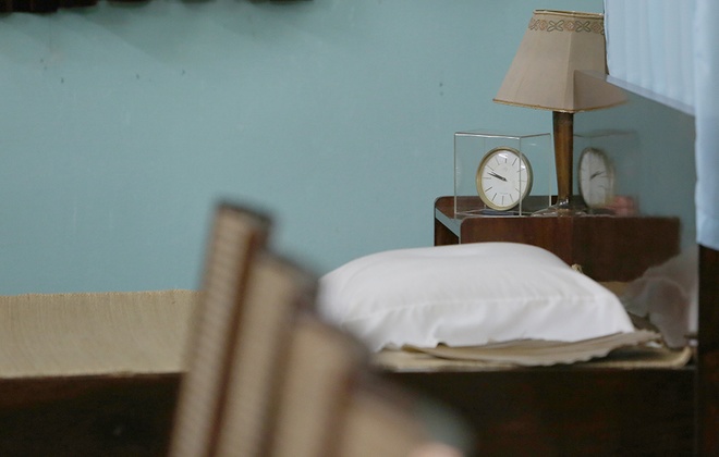Chiếc đồng hồ trên tủ nhỏ cạnh giường dừng lại ở thời khắc Người đi xa: 9 giờ 47 phút.