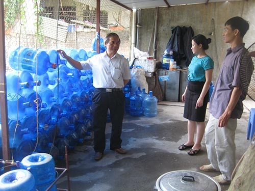 Lực lượng chức năng kiểm tra cơ sở sản xuất nước đóng chai