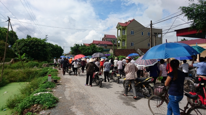 Nhiều người dắt xe đi theo đoàn tang lễ của nữ sinh Phạm Thị Oanh