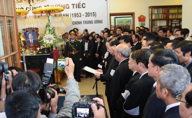 Ông Tô Huy Rứa (bìa phải) - Trưởng Ban lễ tang - xúc động đọc điếu văn trong lễ truy điệu ông Nguyễn Bá Thanh