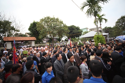 Để đảm bảo trật tự và sự trang nghiêm của buổi lễ, Ban tổ chức lễ tang đã sắp xếp mọi người đứng trước nhà ông Nguyễn Bá Thanh để cùng tham dự