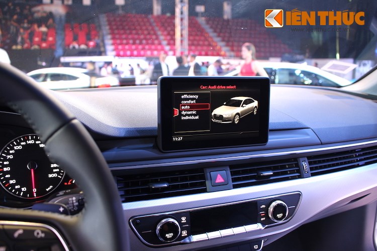 Nằm phía trên bảng táp-lô là hệ thống thông tin giải trí MMI thế hệ mới với màn hình đặt thẳng đứng dạng tablet, cung cấp các thông tin về chế độ lái cũng như kiểm soát các hệ thống trên xe.