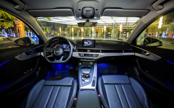 Loạt đường gân mềm đem lại cảm giác rộng rãi cho khoang nội thất. Mặt táp-lô nổi bật với các dải khe gió dài. Xe Audi A4 mới có thêm gói tùy chọn chiếu sáng ở các viền cửa và cụm điều khiển trung tâm. Với gói trang bị này, việc vận hành trong điều kiện đêm tối sẽ thú vị hơn.