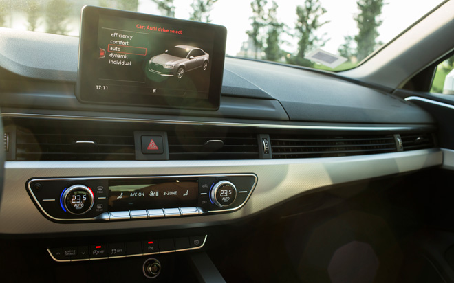 Ô tô Audi A4 thế hệ mới được trang bị khá nhiều công nghệ thông minh như hệ thống Audi MMI mới, hệ thống hiển thị điện tử Audi virtual cockpit, đèn LED ma trận và hệ thống âm thanh 3D Bang & Olufsen…