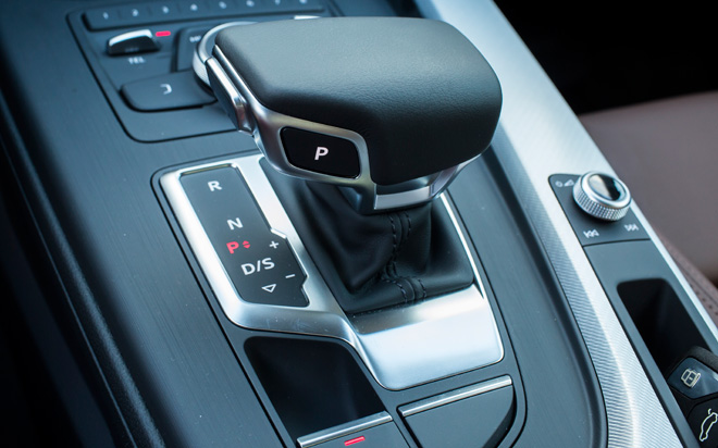 Phiên bản Audi A4 phân phối chính hãng tại Việt Nam sử dụng động cơ 2.0 lít cùng hộp số tự động S tronic 7 cấp mới. Xe có công suất cực đại 190 mã lực, tăng thêm 10 mã lực so với thế hệ trước. Trong khi đó, mức tiêu thụ nhiên liệu ở điều kiện Tiêu chuẩn cũng giảm thêm 16%, chỉ còn 4,9 lít cho 100 km vận hành.
