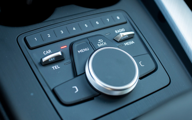 Một điểm nhấn đáng chú ý ở Audi A4 thế hệ mới là chế độ lái năng động và thể thao nhưng vẫn chú trọng tới sự thoải mái, êm dịu. Ưu việt này dựa trên việc cải tiến hệ thống liên kết 5 điểm và hệ thống lái cơ điện thiết kế đặc biệt nhẹ. 