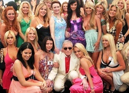 Ở tuổi 90, tỷ phú Hugh Hefner vẫn được vây quanh bởi cả tá cô người mẫu xinh đẹp, nóng bỏng. Tuy nhiên ông đã quá già để hưởng thụ cuộc sống.