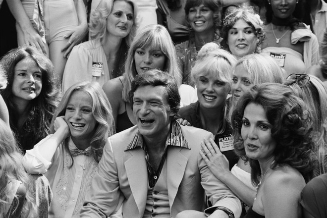 Ông chủ Playboy cùng dàn mẫu năm 1979.