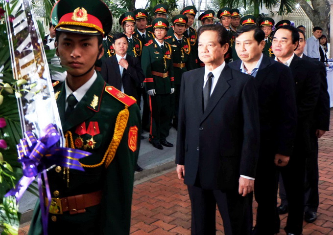 Thủ tướng Nguyễn Tấn Dũng vào viếng ông Thanh. Ảnh Tuổi Trẻ