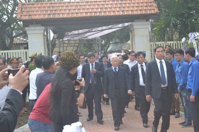 Lúc 9 giờ 20 phút sáng nay, Tổng Bí thư Nguyễn Phú Trọng đã dẫn đầu đoàn Ban chấp hành Trung ương Đảng vào viếng ông Nguyễn Bá Thanh. Ảnh Lao Động