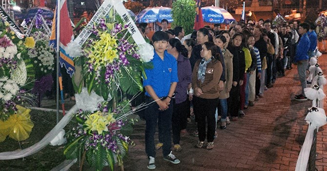 Trong tối ngày 15/2, người dân Đà Nẵng trong đó có nhiều học sinh, sinh viên, người già, phụ nữ đơn thân... đã đến viếng ông Nguyễn Bá Thanh