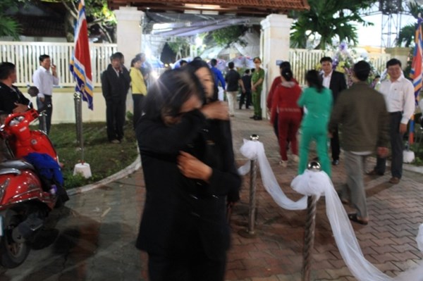 Người dân không kìm được nước mắt khi đến viếng ông Nguyễn Bá Thanh