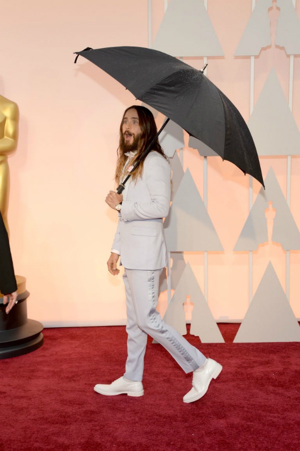 Nam diễn viên, ca sĩ Jared Leto khiến các phóng viên bật cười khi mang ô lên thảm đỏ ngay cả khi trời đã tạnh mưa