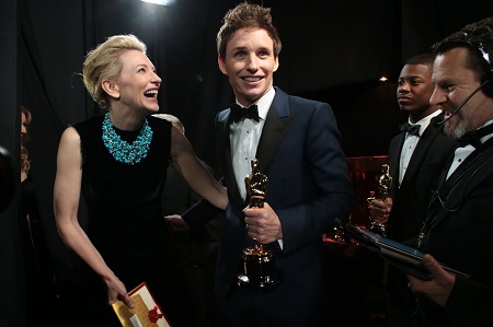 Nữ diễn viên Cate Blanchett chúc mừng Eddie Redmayne sau khi nam diễn viên giành giải Nam chính xuất sắc nhất 