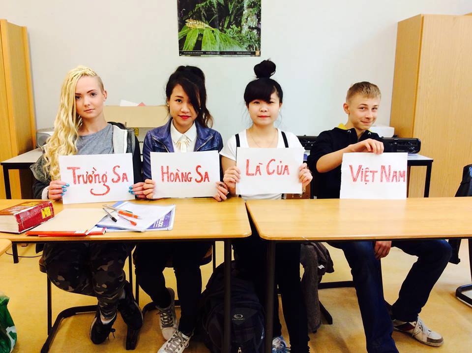 Du học sinh Việt Nam và bạn bè  quốc tế ủng hộ Việt Nam.