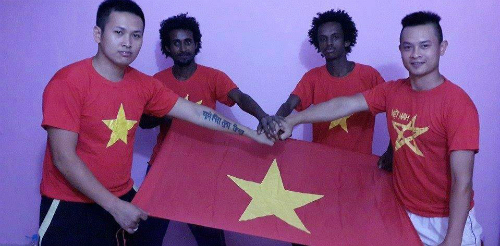 Lưu học sinh Vệt Nam cùng bạn bè thể hiện tinh thần đoàn kết vì Việt Nam.