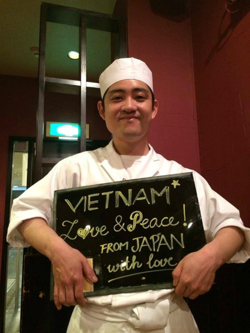 Một đầu bếp từ Nhật Bản truyền tải thông điệp ủng hộ Việt Nam.