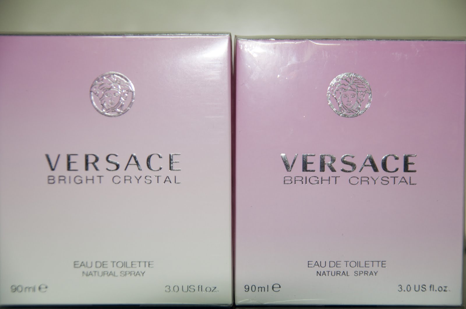 Đầu tiên, khi nhìn vào hộp nước hoa, người tiêu dùng có thể thấy phông chữ của “Versace” giả sẽ đậm hơn, nét chữ vì vậy mà cũng dày hơn so với mẫu Versace chính hãng. 