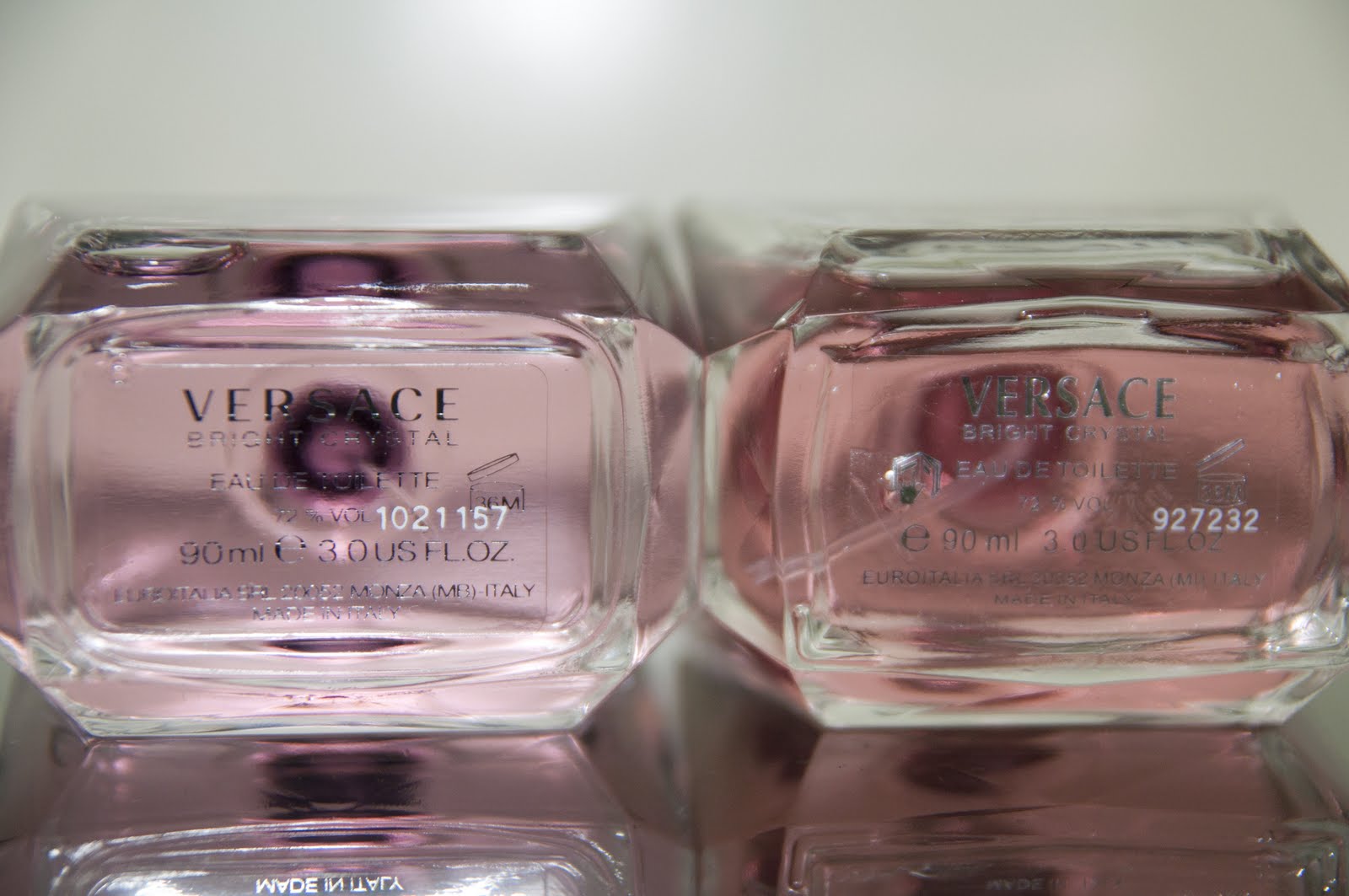 Dưới đáy lọ, thông tin sản phẩm nước hoa Versace Bright Crystal chính hãng sẽ được in bằng màu chữ bạc trong, khi chụp ảnh sẽ ra màu tối, hơi đen không giống như màu bạc của nước hoa giả