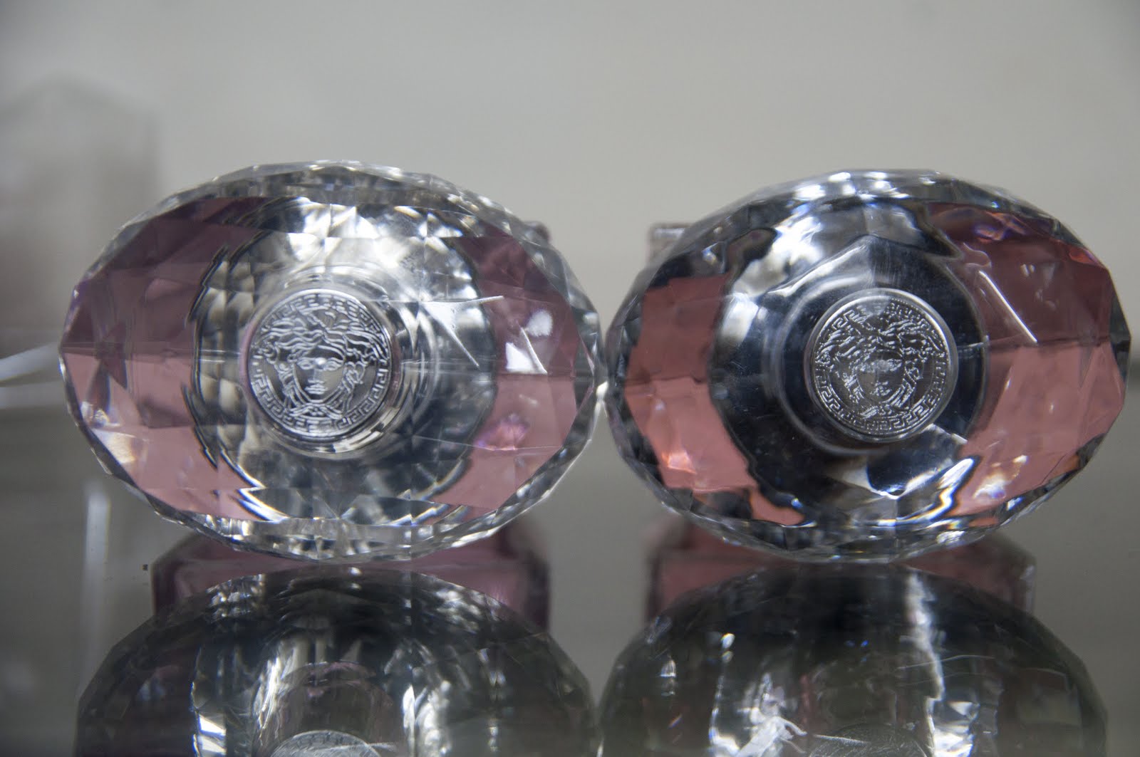 Phần nắp của lọ nước hoa giả được thiết kế giống hệt với sản phẩm nước hoa Versace Bright Crystal thật 