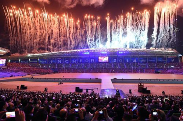 Pháo hoa rực sáng trên nền trời Incheon trong lễ khai mạc tối 19/9, mở đầu cho Đại hội thể thao châu Á lần thứ 17.