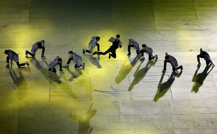 EXO, một boy band K-pop, trình diễn âm nhạc và vũ đạo trong lễ khai mạc.