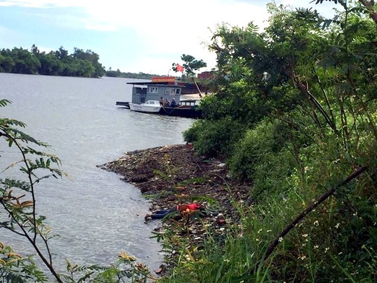 Trước đó người dân cũng phát hiện thi thể một phụ nữ trôi dạt vào sông Hiếu, Quảng Trị