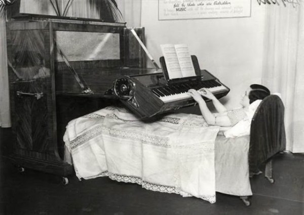 Dù nằm trên giường nhưng mọi người vẫn có thể đánh đàn piano như bình thường. Phát minh này xuất hiện vào năm 1935.