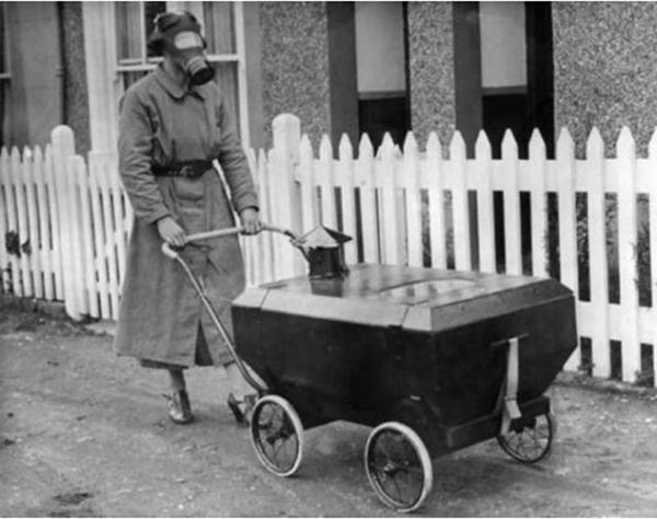 Xe đẩy dùng để bảo vệ trẻ em trong trường hợp xảy ra những cuộc tấn công bằng khí gas. Phát minh mới này xuất hiện trên thị trường vào năm 1938.