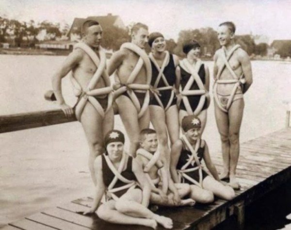 Một nhóm bạn trẻ buộc lốp xe đạp làm thiết bị bơi tại Đức năm 1925.
