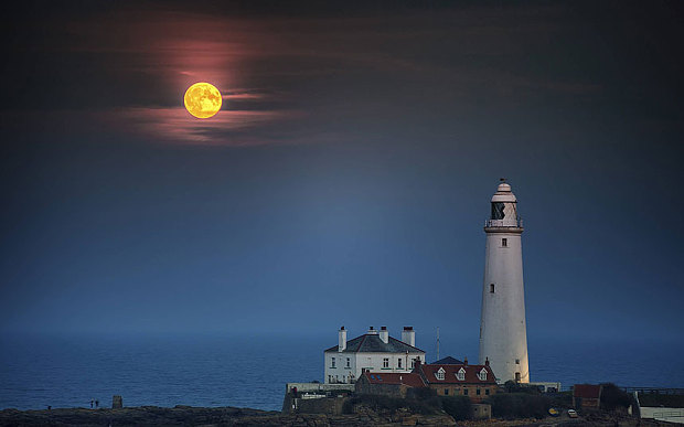Theo các nhà thiên văn học, siêu trăng xảy ra khi con người quan sát thấy Mặt Trăng có vẻ to hơn thường lệ vì lúc đó Mặt Trăng tiến sát Trái Đất tại điểm gần nhất trên quỹ đạo hình elip của nó. 'Siêu trăng' tỏa sáng trên ngọn hải đăng nổi tiếng St Mary's ở vịnh Whitley, Anh