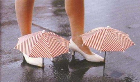 Luôn giữ cho những chiếc giày đẹp đẽ và khô ráo dù trời có đổ mưa to như thế nào, đó là nhiệm vụ của những chiếc ô mà khó ai nghĩ đến này
