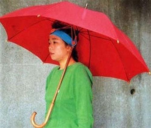 Khi bạn mỏi tay vì phải cầm ô quá lâu, thì phát minh này sẽ giúp ích cho bạn