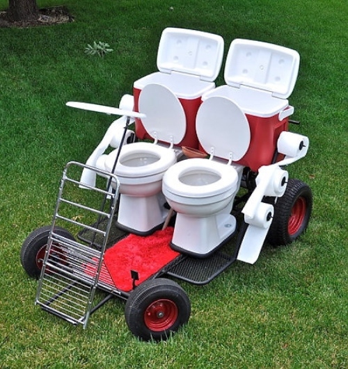 Chiếc xe đẩy kiêm toilet này được thiết kế để bạn có thể  